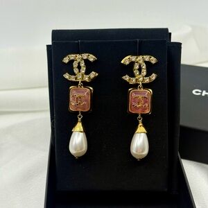 CHANEL Gold Crystal CC Pink Gripoix Pearl Dangle Earrings